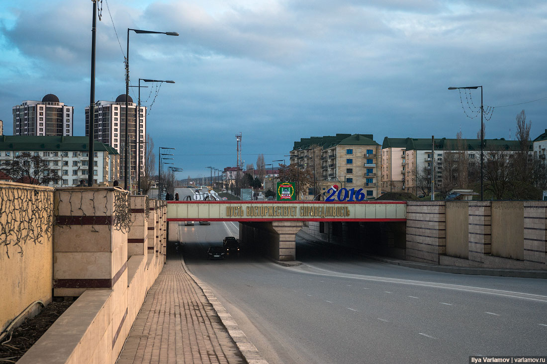 Минутка казань. Площадь минутка Грозный сейчас. Мост минутка Грозный. Романовский мост Грозный. Площадь минутка Грозный 1995.