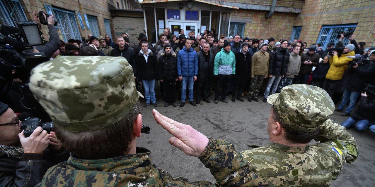 Хуже татарина – незваный военком: почему на Украине тянут с массовой мобилизацией молодежи украина