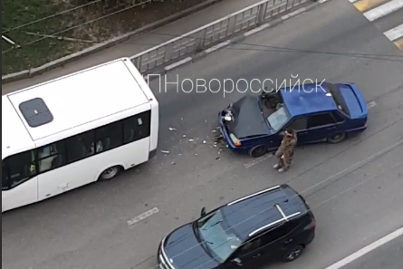 В Новороссийске произошло ДТП: легковушка протаранила маршрутку
