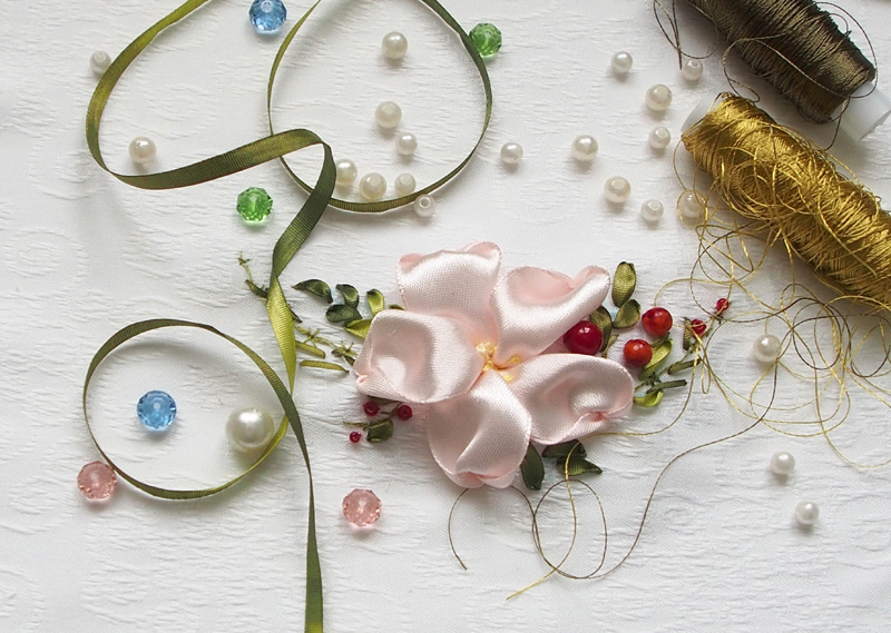 Вышивка лентами для начинающих: миниатюра с цветком вышивка,мастер-класс