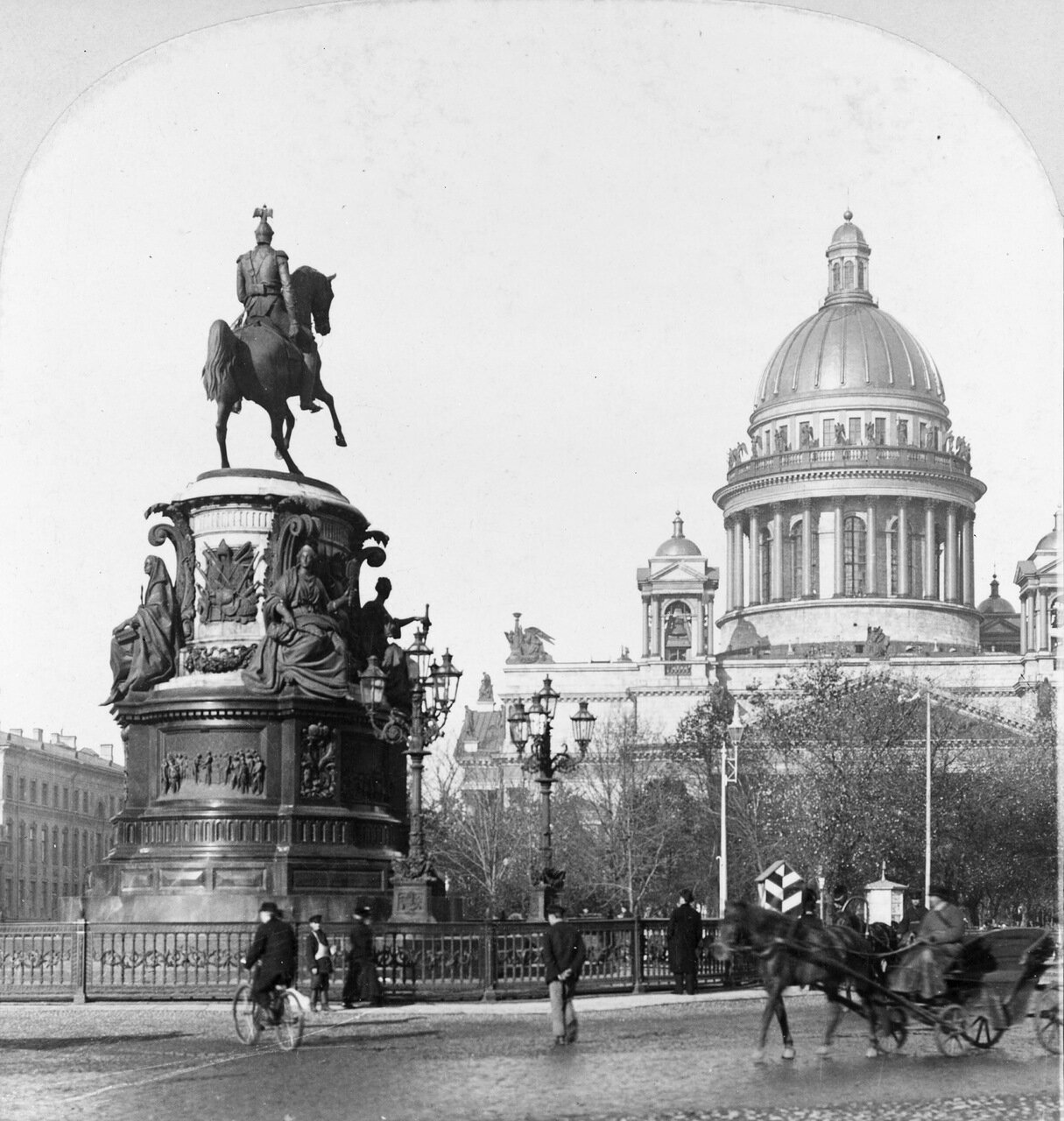 Памятник Николаю I и Исаакиевский собор. 1900