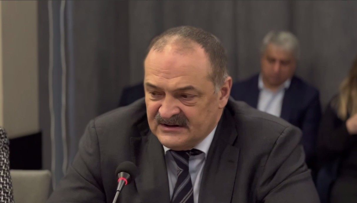 Глава Дагестана Меликов призвал избегать провокаций после задержания министра Цакаева