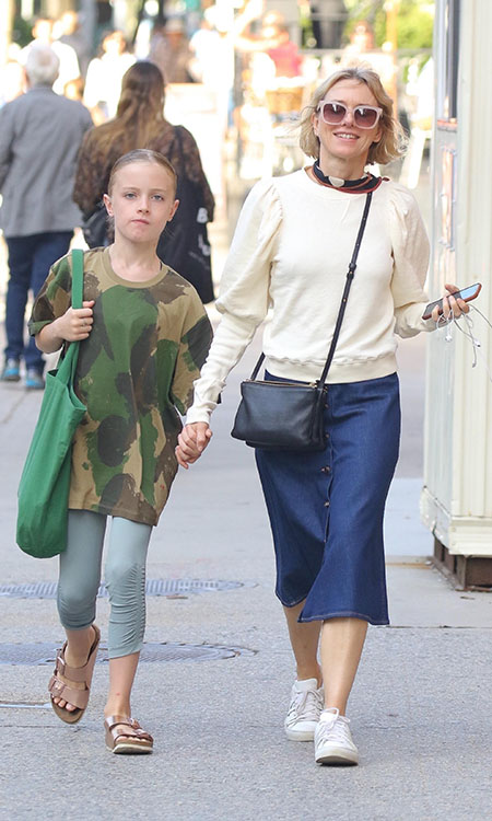 Моменты нежности: Наоми Уоттс на прогулке с сыном Сэмми Дети,Дети знаменитостей