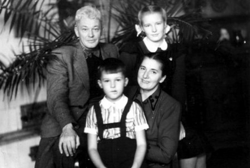 Ирмгарде Митревице и Николай Мурниекс, с детьми актрисой Евой Мурниеце и оператором Янисом Мурниексом. 
 