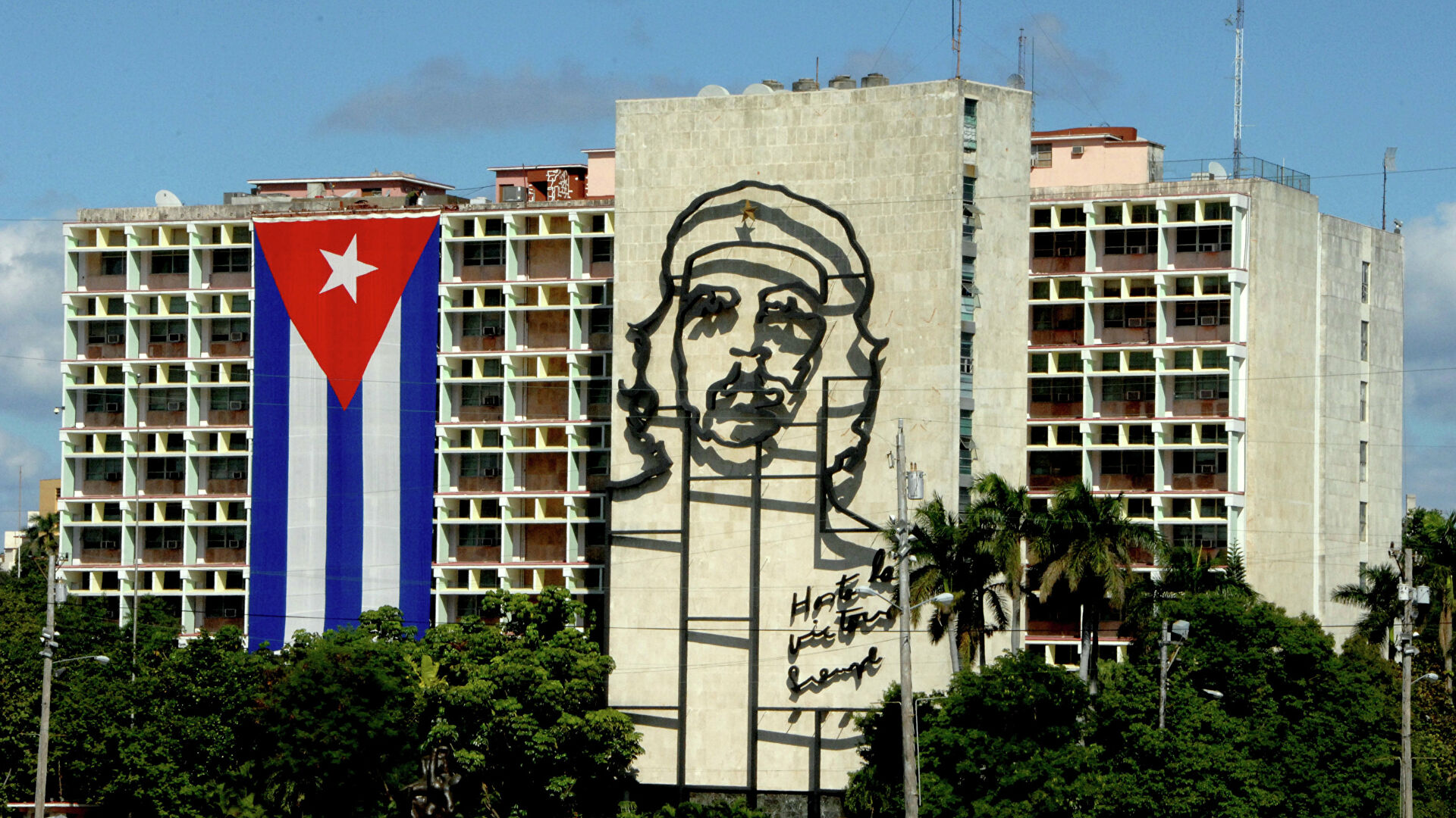 Кубинский флаг на здании на Площади Революции в Гаване - РИА Новости, 1920, 27.01.2022