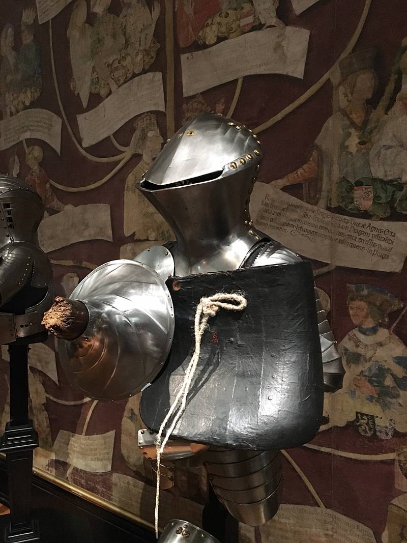 Доспехи подлинные и доспехи поддельные Доспехи подлинные и доспехи поддельные история