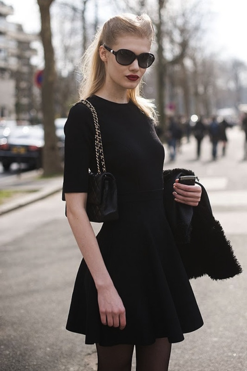 Черное платье с коротким рукавом с чем носить