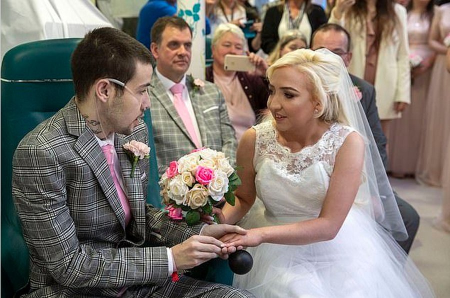 Свадьба трусовой фотографии. Жених и невеста в загсе. Свадьба трусовой фотографии. Свадьба даниила глейхенгауза и ольги паутовой. Свадьба трусовой фотографии.