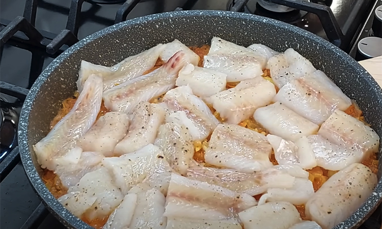 Делаем плов не из мяса, а из рыбы. Летом разлетается на ура Делаем плов не из мяса, а из рыбы. Летом разлетается на ура крышкой, добавьте, минут, стакана, можно, вкусу, перец, нарежьте, сковороду, сразу, сладкий, масло, чтобы, томатный, Посолите, желанию, сельдерей, перемешайте, минтая, получается