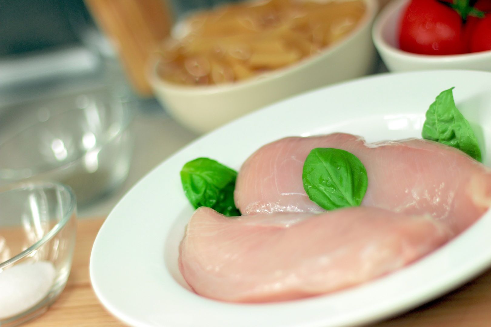 Мытье сырой курицы перед приготовлением может привести к заражению вредными бактериями Общество