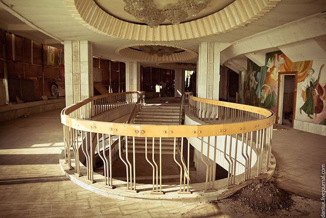 Атмосферная прогулка по заброшенному кишинёвскому цирку Атмосферная прогулка по заброшенному кишинёвскому цирку