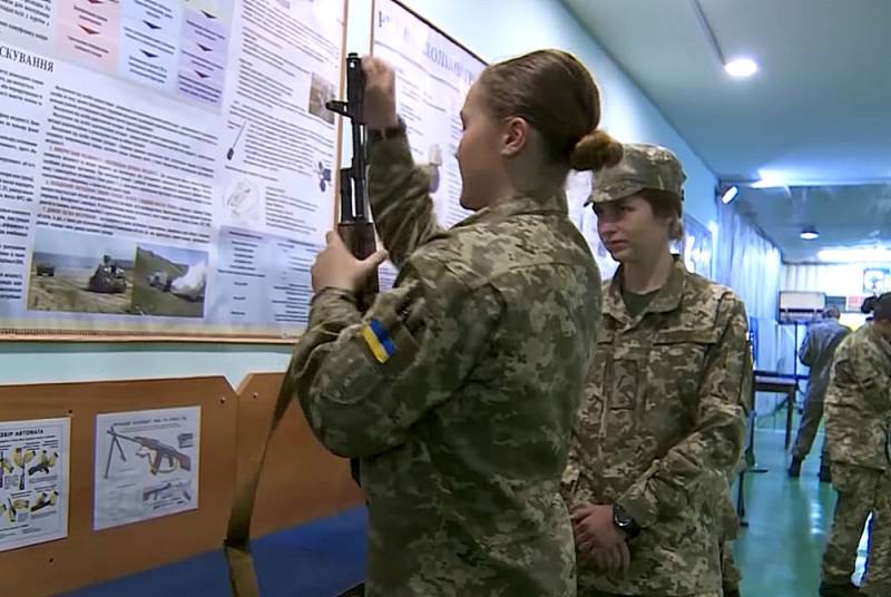 «Женские батальоны» Зеленского: в ряды ВСУ призовут визажисток и секретарш до 60 Новости