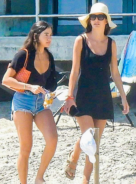 Леонардо Ди Каприо проводит время на пляже в Малибу со своей семьей и девушкой Камилой Морроне Звезды,Звездные пары