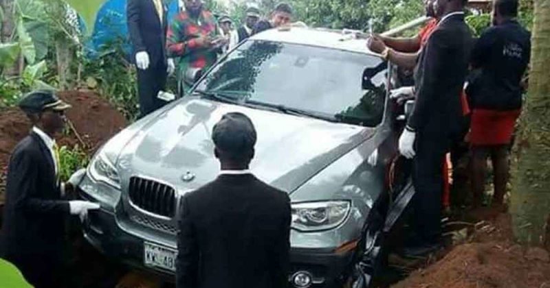 Нигериец похоронил своего отца в BMW стоимостью 66 тысяч долларов авто, в мире, люди, машина, обычай, похороны