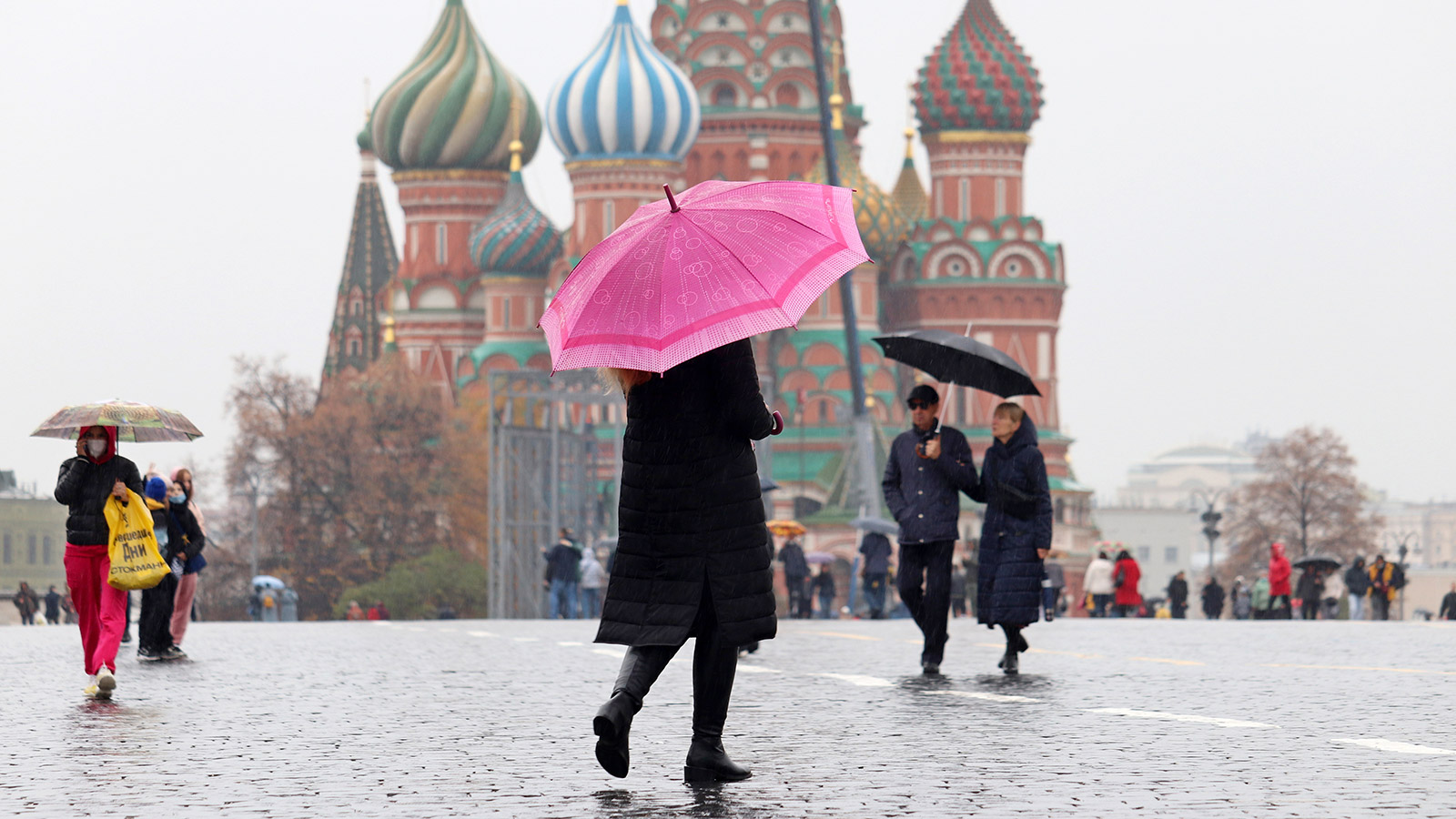 России 15 октября. Дождливый день в Москве. Дождь в Москве. Сильнейший дождь в Москве. Москва в ливень красная площадь.