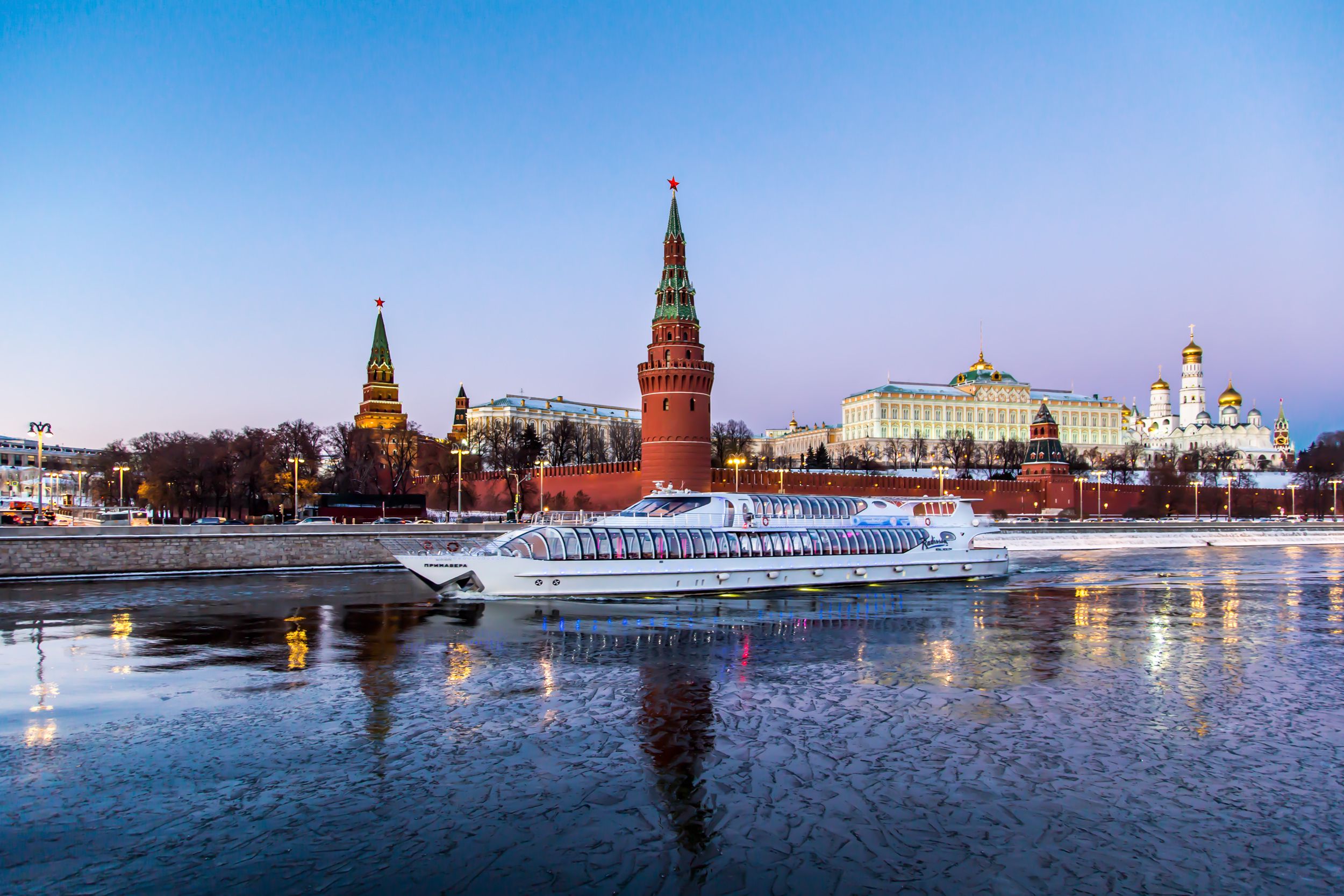 Moscow po. Рэдиссон Москва река. Флотилия Рэдиссон Ройал Москва. Флотилия Рэдиссон Роял. Москва река зимой Radisson.