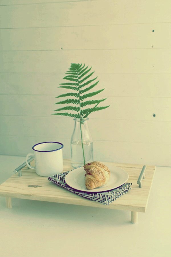 Изготовление простого столика для завтрака деревво,подстаква