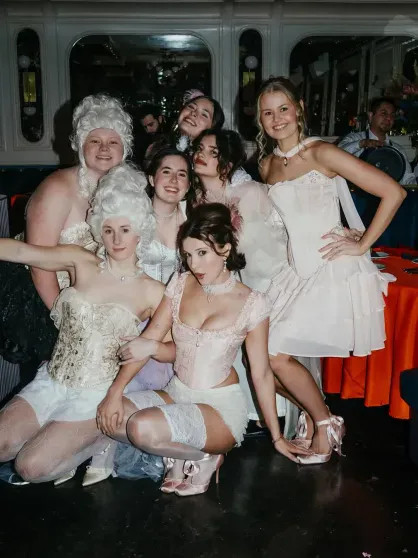 Милли Бобби Браун отметила день рождения в образе Марии-Антуанетты Бобби, Браун, Милли, БраунМилли, стиле, мужемРанее, актриса, летНапомним, выглядела, обсуждали, блондинку, перекрасилась, Звезде, мужемМилли, замуж, рюшамиМилли, рубашку, белую, чёрный, надел