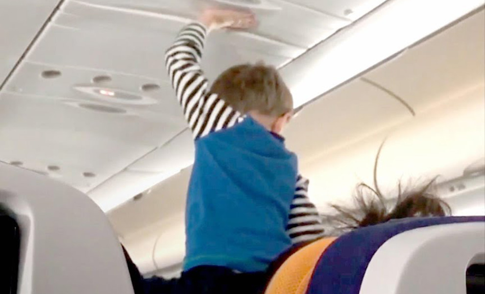 Ребенок в самолете кричал 29 часов подряд: видео пассажира, который сидел позади него и терпел