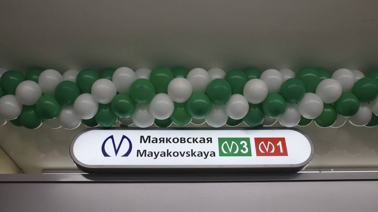 Маяковская спб снаружи. Питерские станция маяковская. Станция метро маяковского санкт-петербург. Маяковская метро спб. Станция маяковская капитальный ремонт.