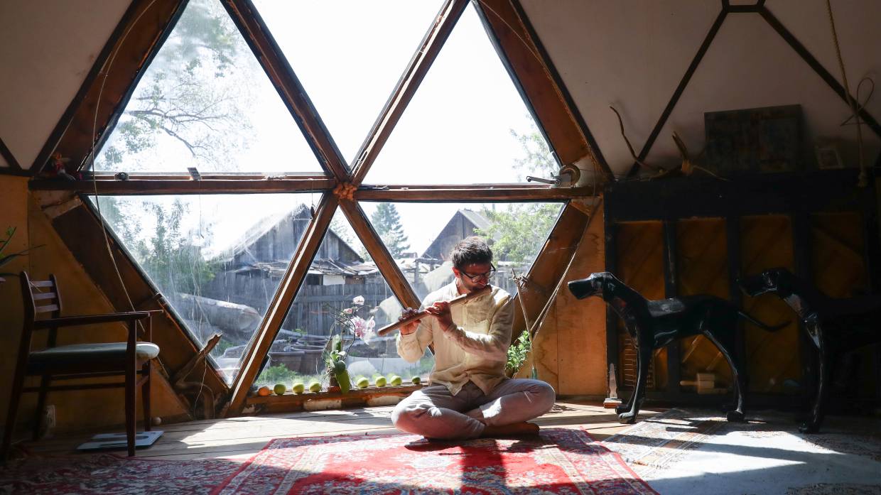 Ночь под звездами и дом на воде: как выглядит самое необычное жилье в разных регионах России