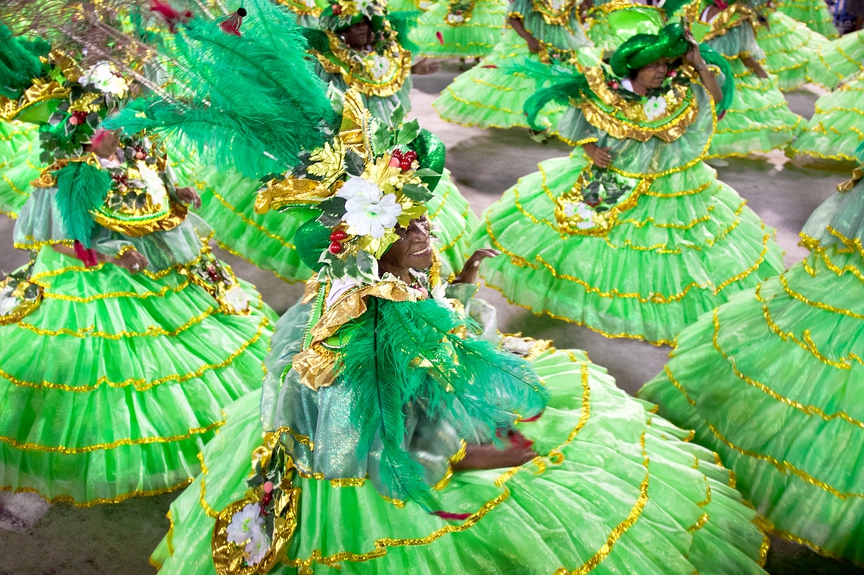 Девушки в зеленых платьях на карнавале в Рио