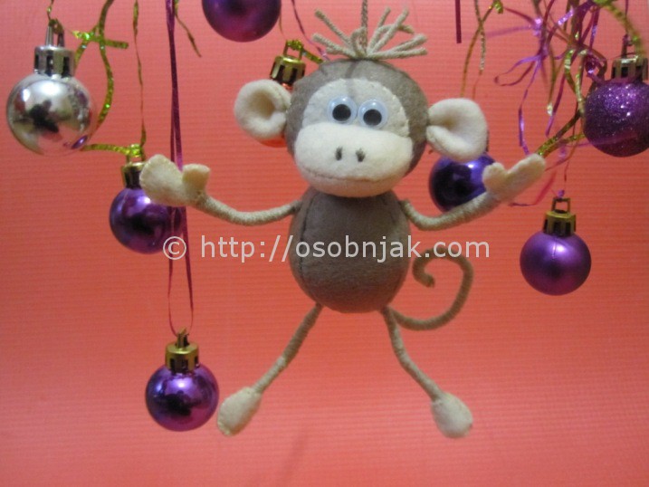 Новогодняя игрушка из фетра: обезьянка на елку. Мастер-класс