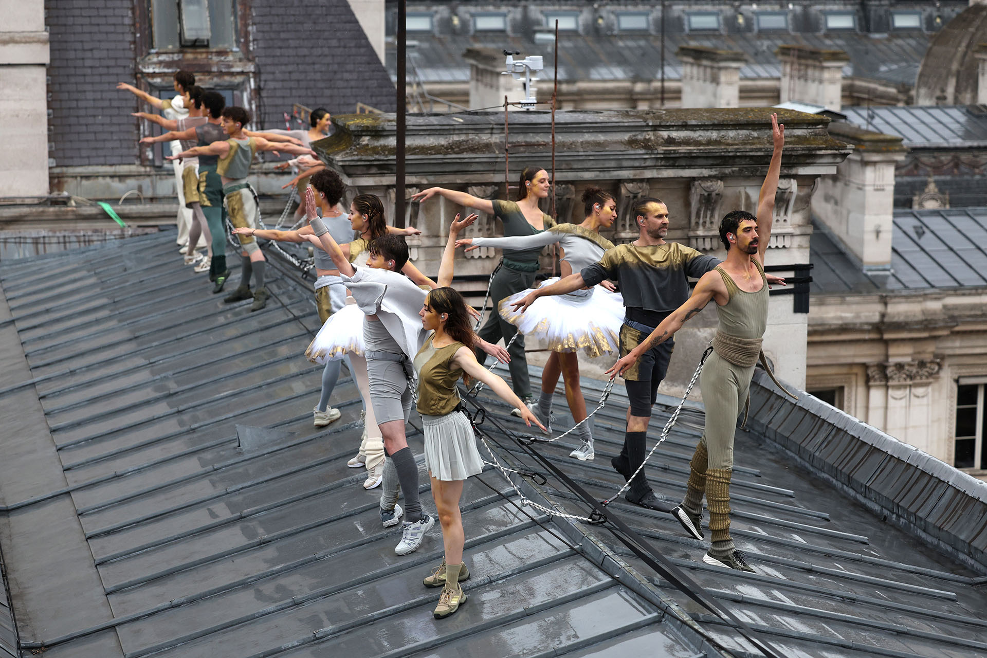 Танцоры выступают на крыше во время церемонии открытия Олимпийских игр