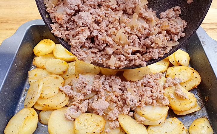 Ужин на несколько дней можно приготовить очень быстро. Сложили картофель с фаршем слоями и просто ждем