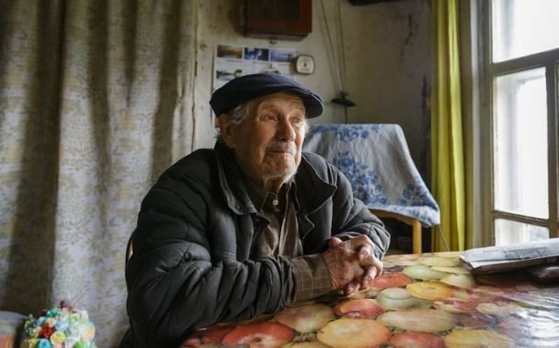 85-летний сельский учитель накопил на дом, но отдал деньги сиротам