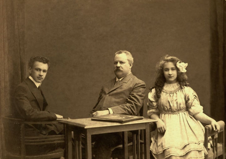 Николай Второв с сыном и дочерью 