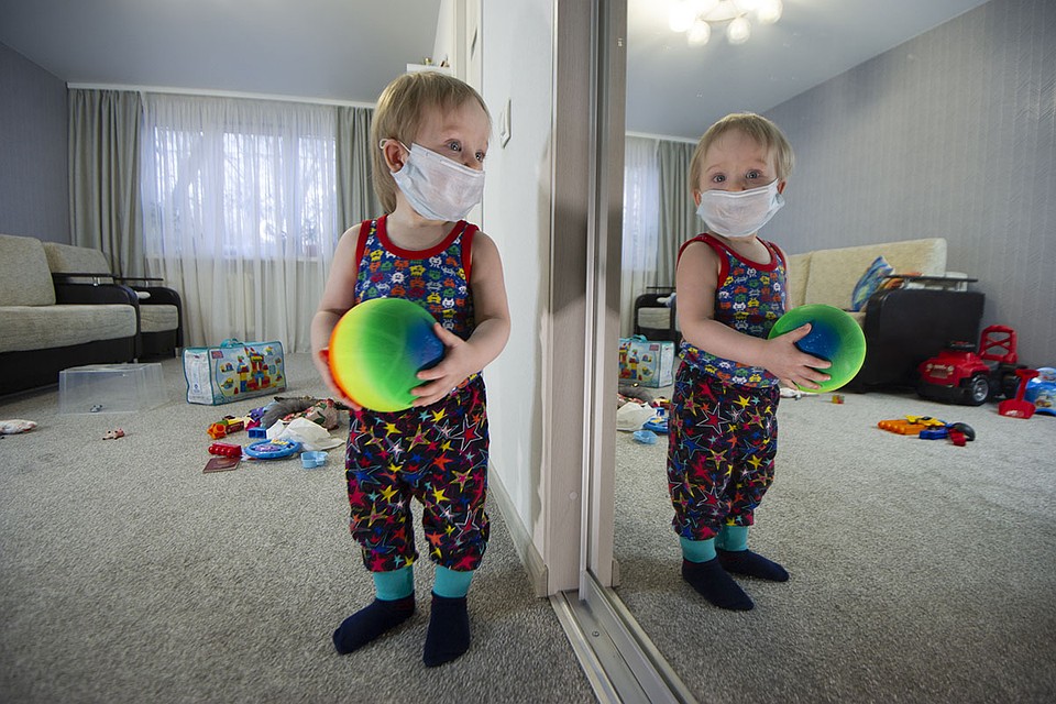 Детям до трех лет носить маску для взрослых нельзя Фото: Алексей БУЛАТОВ