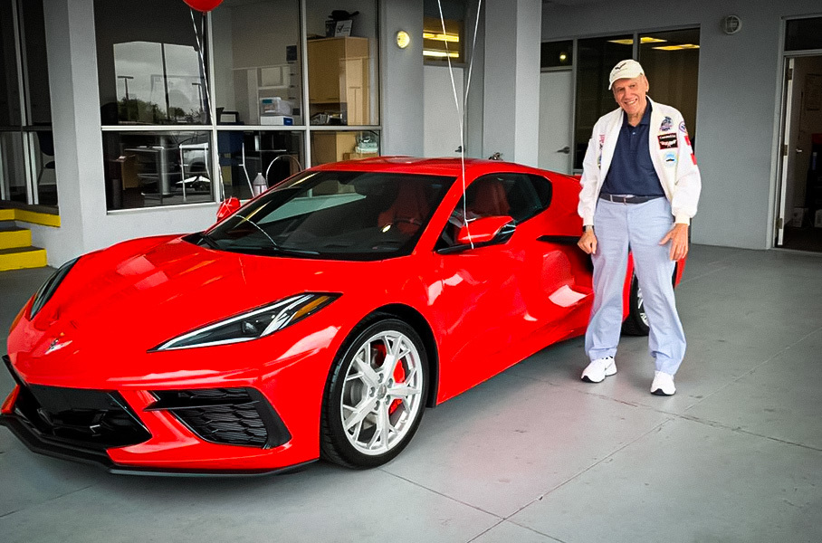 90-летний пенсионер купил себе на день рождения новый Chevrolet Corvette Новости