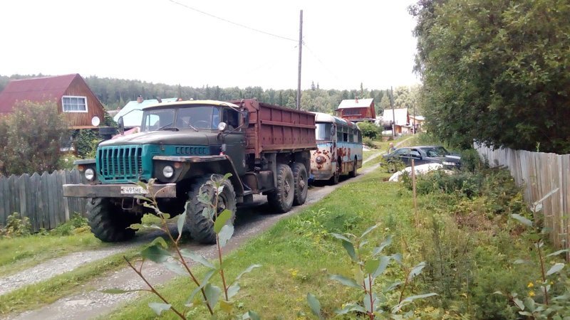 Когда колёса установили, на помощь ЛАЗу пришёл грузовой Урал, который вытянул автобус с участка и отбуксировал до трала Когда колёса установили, на помощь ЛАЗу пришёл грузовой Урал, который вытянул автобус с участка и отбуксировал до трала ЛАЗ, ЛАЗ-695Е, авто, автобус, олдтаймер, реставрация, ретро авто, ретро техника