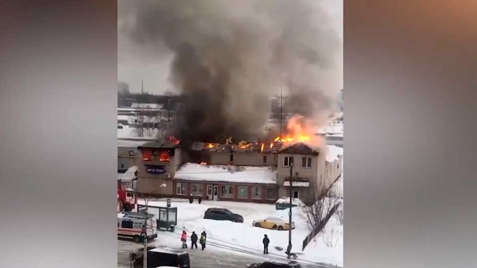 Пожар произошел в Подмосковном двухэтажном магазине с автокрасками (видео)