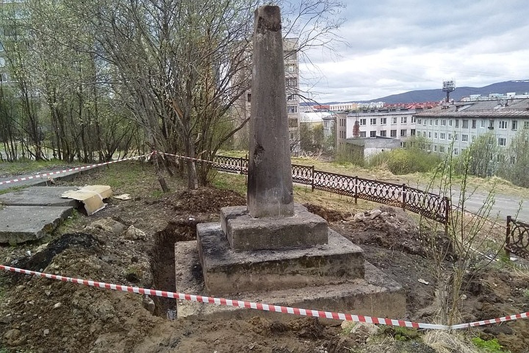 Правда что в мурманске не садится солнце. Парк аттракционов Мурманск Буркова. Кладбище на Буркова Мурманск. Старый парк аттракционов на Буркова Мурманск. Кладбище на Буркова в Мурманске фото.