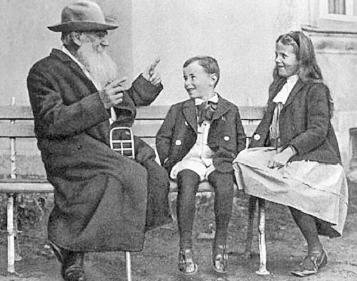 Лев Толстой рассказывает внукам сказку