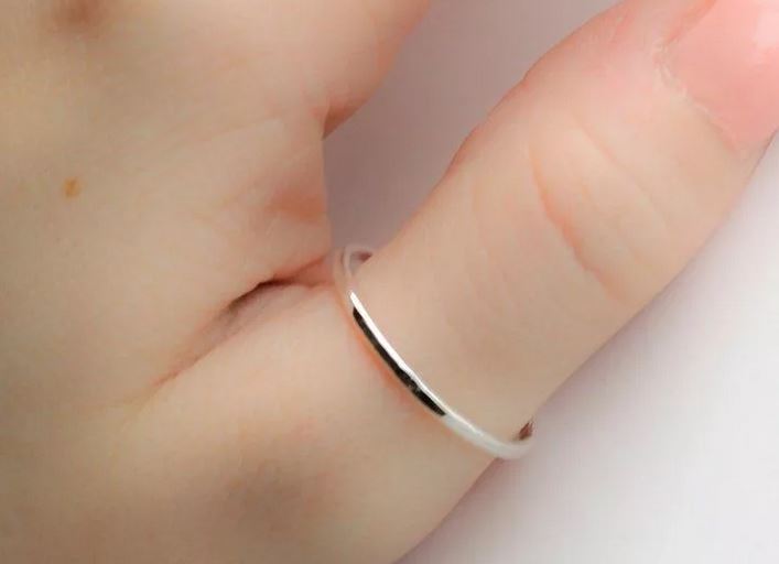 Кольцо на большой палец девушке