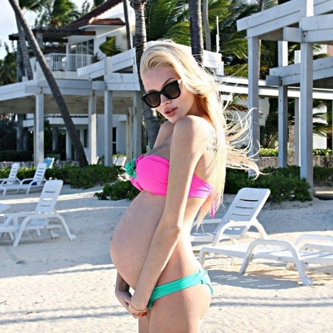 Беременные звезды, которые решили показать свои большие животы в бикини 