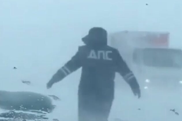 Следуй за мной... В Оренбургской области сотрудник ДПС в метель помогал водителям находить дорогу