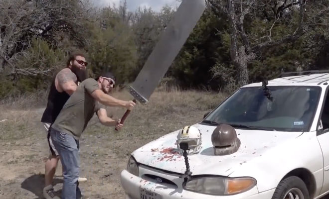 Меч против автомобиля: монстр-массы пытается разрубить машину