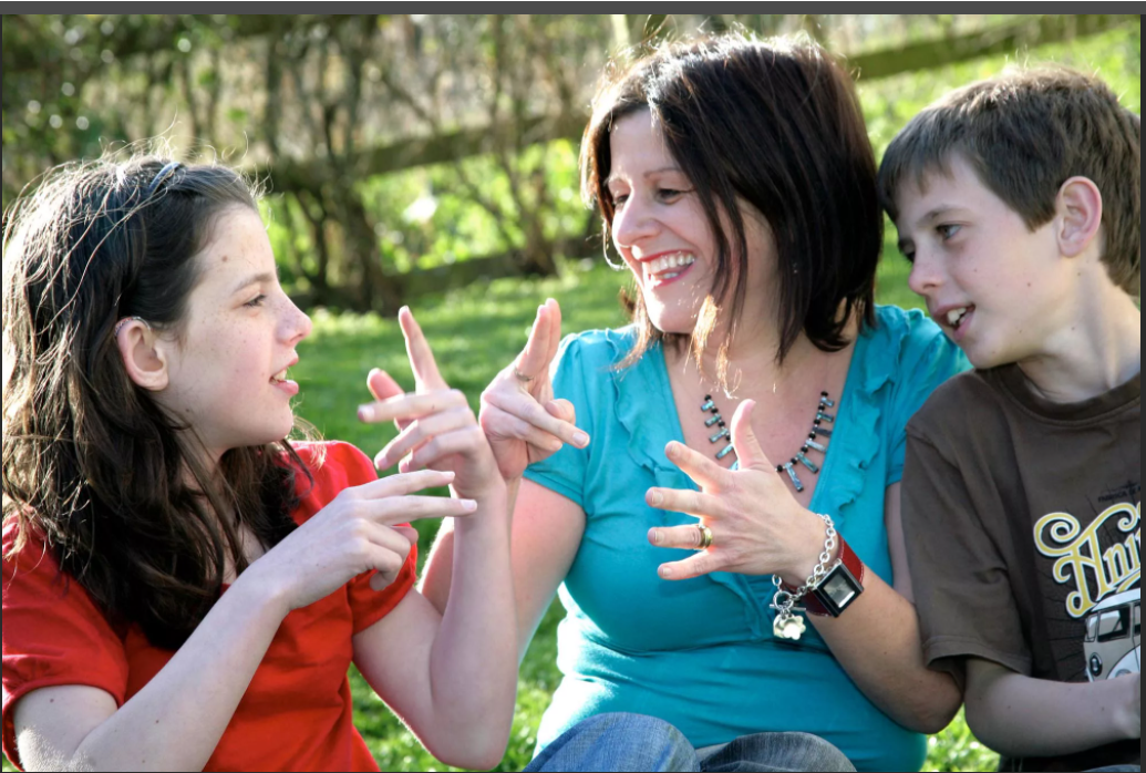 Общение глухих и слабослышащих. Глухие дети с родителями. Глухонемые. Глухие люди. Глухой подросток.