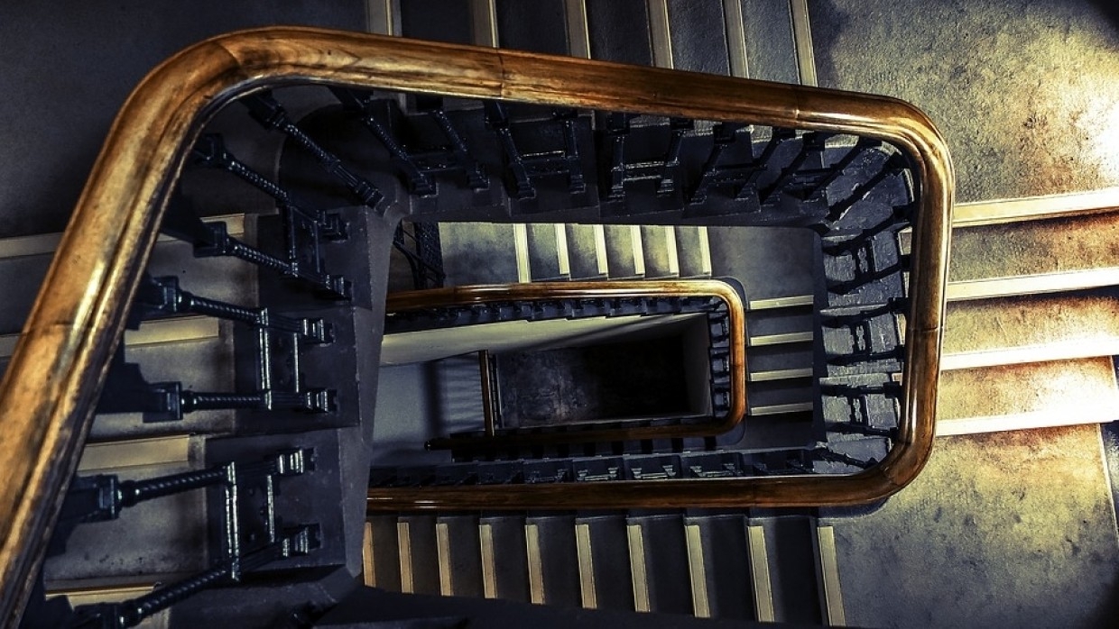 Россиян предупредили о штрафах за хранение личных вещей в подъезде