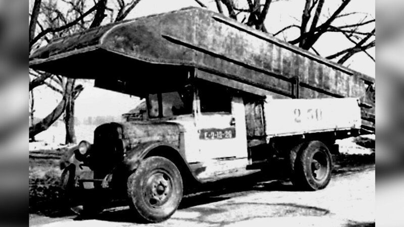 Носовой понтон тяжелого парка ТМП в кузове обычного грузовика ЗИС-5 авто, автоистория, военная техника, история, переправа, понтон, понтонно-мостовая переправа