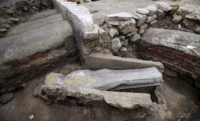 Под Нотр-Дамом обнаружили свинцовый саркофаг, который запечатали и спрятали под землю задолго до строительства собора