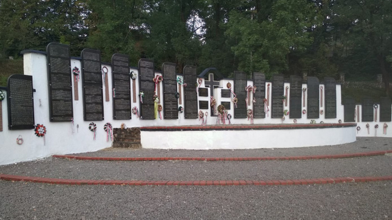УП: «вандализм» на венгерском мемориале, возмутивший МИД Украины, устроила непогода