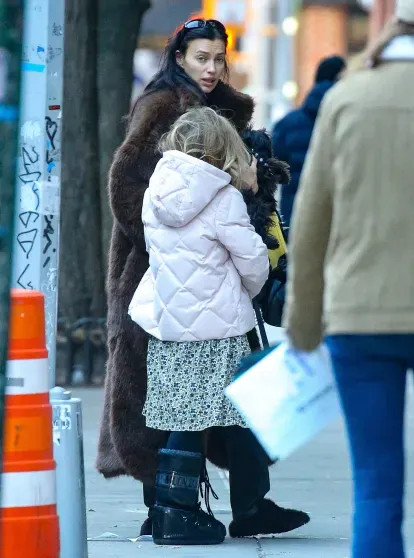 Ирина Шейк вышла на прогулку с дочерью Леей в Нью-Йорке