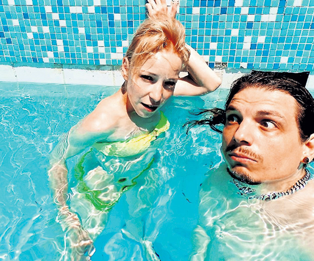 Разведёнка ШАЛАЕВА плескалась в бассейне с чужими мужчинами... Фото: Instagram.com