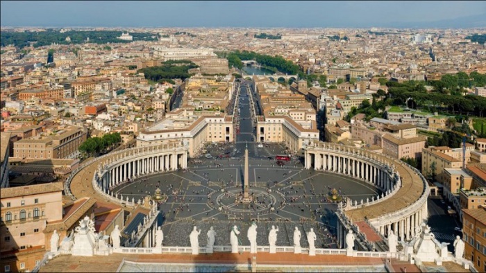 Одна из самых красивых и известных площадей в мире, носящая имя святого Петра, ключника рая, имеет форму замочной скважины.
