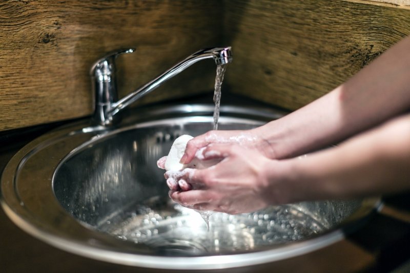 Ученые развенчали миф о необходимости мытья рук горячей водой